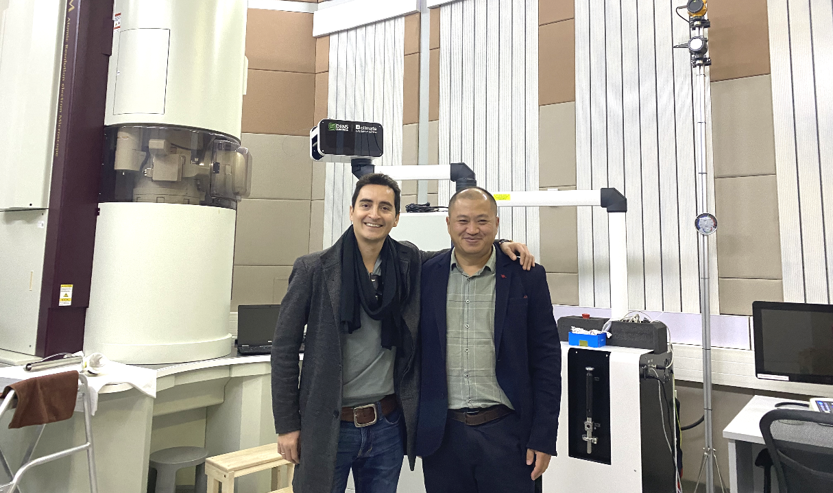 DENS CEO Dr.Hugo 与大连化物所刘伟研究员参观电镜中心