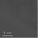 C 面蓝宝石 FIB 薄片，Gentle Mill 的低能离子源有效消除所有非晶层和损坏层。